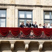 La Familia Gran Ducal de Luxemburgo en el primer saludo desde el balcón de François de Luxemburgo