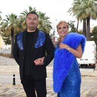 Belén Esteban posando con Miguel Marcos en la preboda de Joaquín Torres y Raúl Prieto