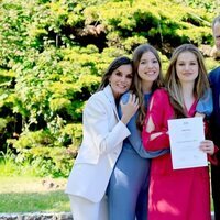 Los Reyes Felipe y Letizia y la Infanta Sofía con la Princesa Leonor tras el acto de graduación en el UWC Atlantic College