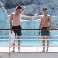 Manu Ríos y Marc Forné con el torso desnudo en Antibes