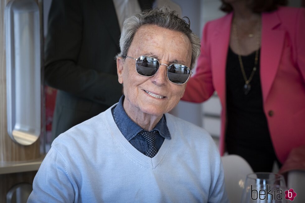 José Ortega Cano, sonriente en una comida con amigos de una peña