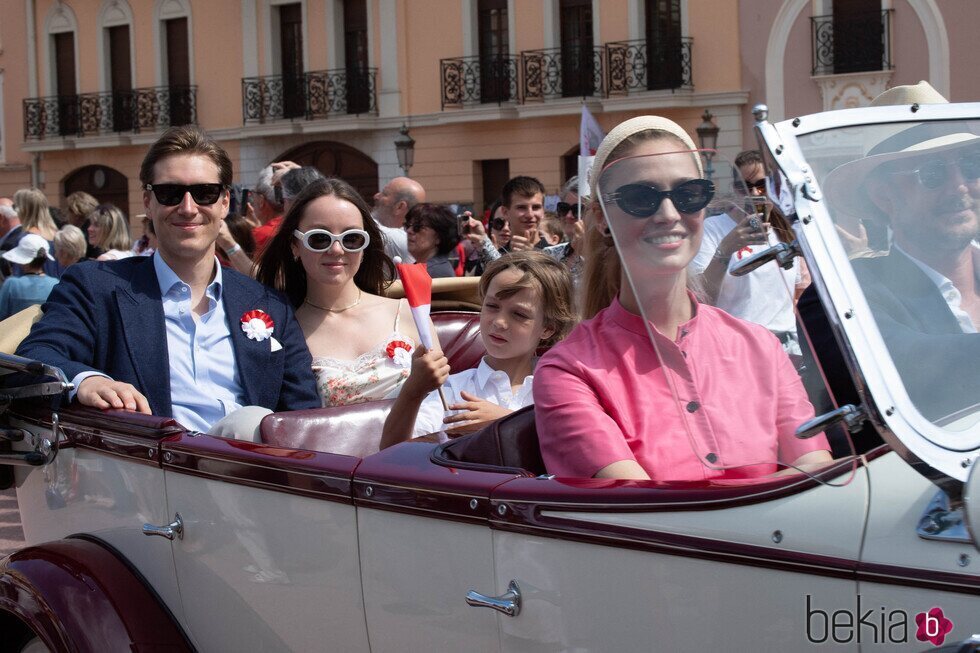 Pierre Casiraghi y Beatrice Borromeo y Alexandra de Hannover y Ben Sylvester Strautmann en el centenario de Rainiero de Mónaco