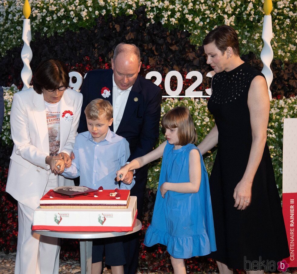 Jacques y Gabriella de Mónaco cortando una tarta en el centenario de Rainiero de Mónaco