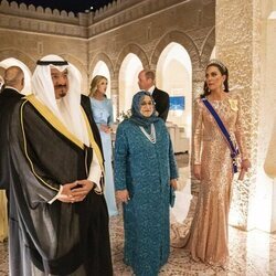 Kate Middleton y el Príncipe Guillermo hablando con Ivanka Trump en la recepción por la boda de Hussein y Rajwa de Jordania 