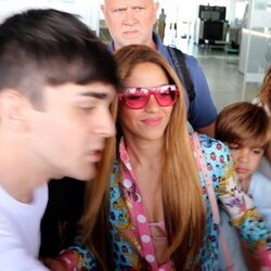 Shakira, haciéndose una foto con un fan en Barcelona