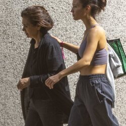 María Pedraza con su madre en el último adiós a su padre