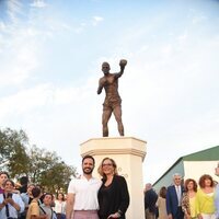 Rocío Carrasco ante la estatua de Pedro Carrasco en Alosno