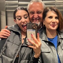 María Pedraza con sus padres