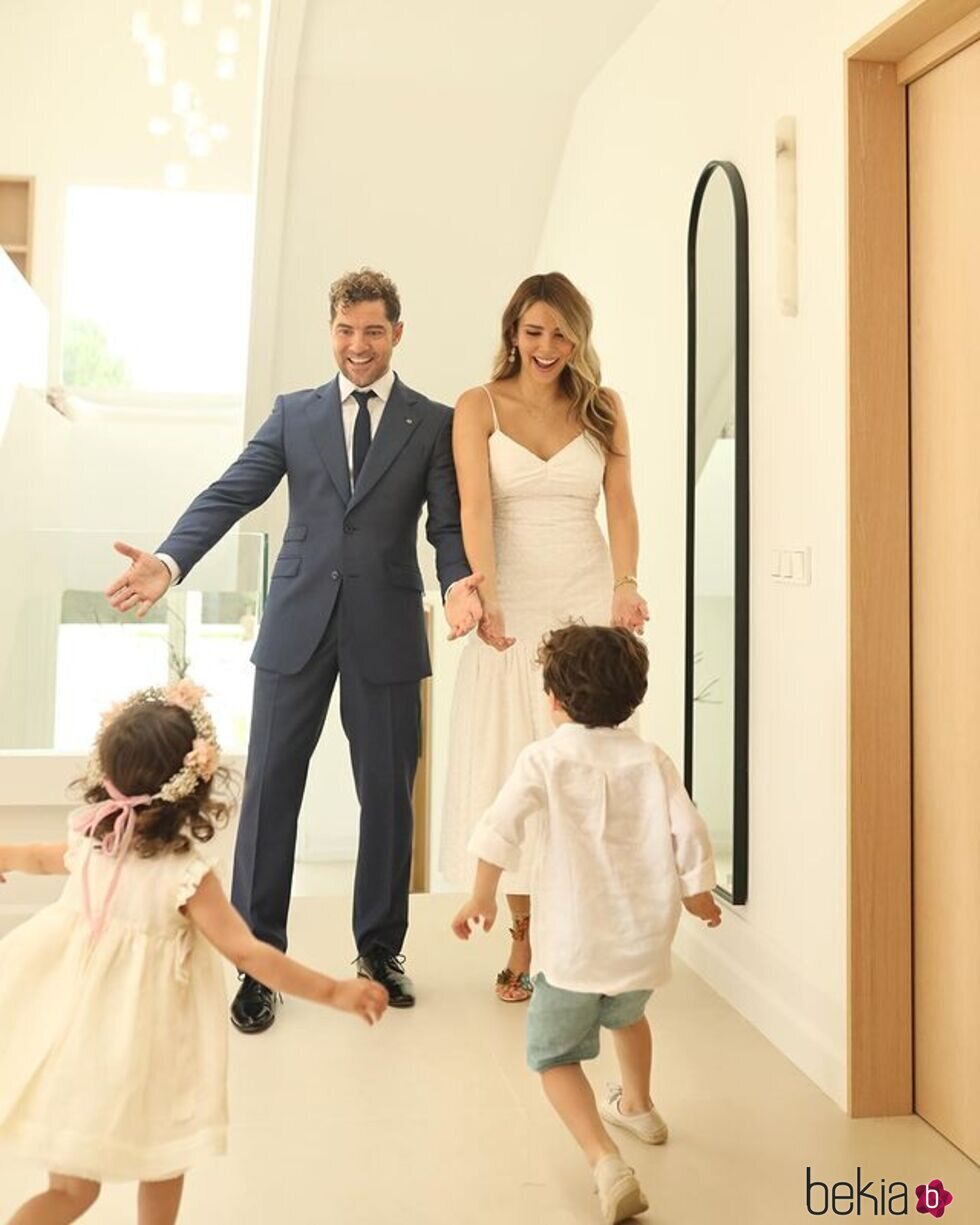 David Bisbal y Rosanna Zanetti junto a sus hijos Bianca y Matteo en el bautizo de la niña