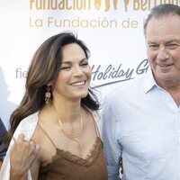 Fabiola Martínez y Bertín Osborne posando juntos en el tardeo solidario de la Fundación Bertín Osborne