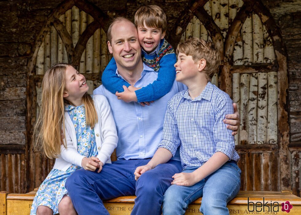 El divertido posado del Príncipe Guillermo y sus hijos George, Charlotte y Louis por el Día del Padre