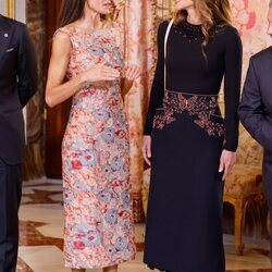 La Reina Letizia y Rania de Jordania hablando en el almuerzo a los Reyes de Jordania en el Palacio Real