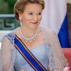 Matilde de Bélgica con la tiara de las Nueve Provincias en la cena de Estado a los Reyes de Holanda
