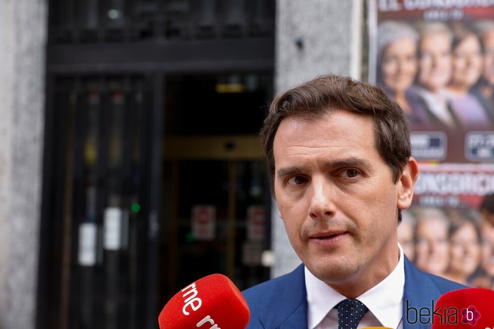 Albert Rivera atendiendo a los medios en plena Gran Vía de Madrid