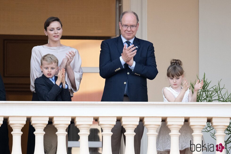 Alberto y Charlene de Mónaco junto a Jacques y Gabriella aplaudiendo en los actos por el Día de San Juan