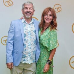Carlos Sobera y su mujer en el cumpleaños de 'El Turronero'