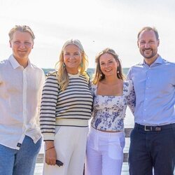 Haakon y Mette-Marit de Noruega y sus hijos Ingrid Alexandra y Sverre Magnus en sus vacaciones en el norte de Noruega