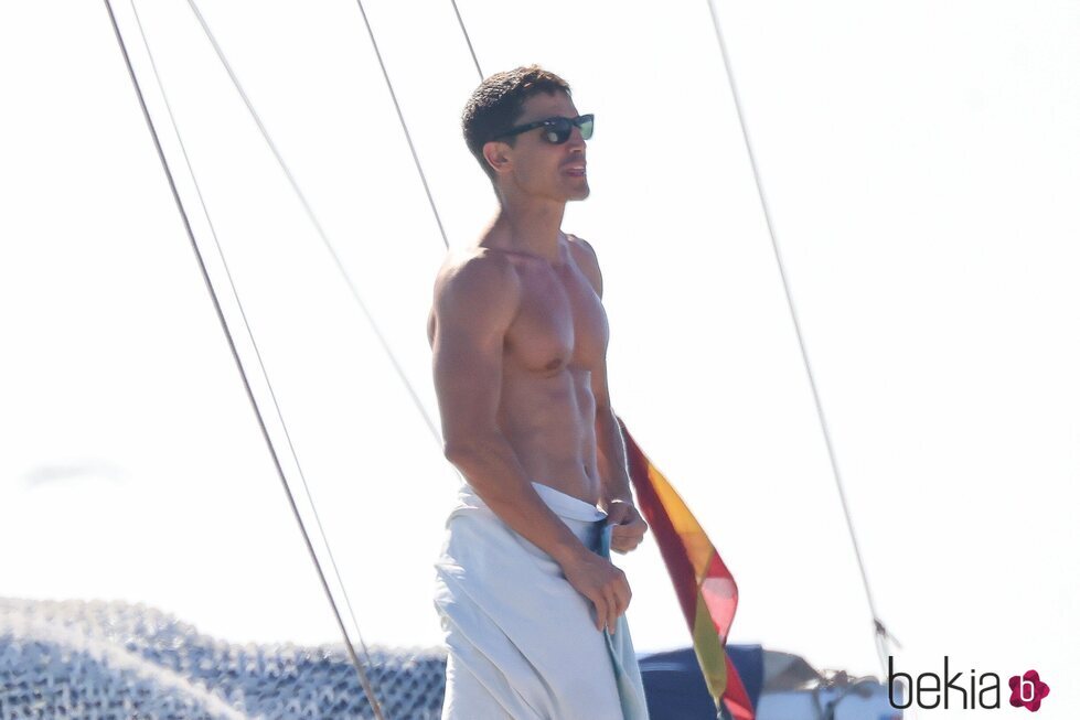 Álex González luce cuerpazo en Ibiza