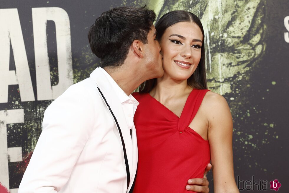 Óscar Casas, muy cariñoso con Candela González en el estreno de la película 'Mi soledad tiene alas' en Madrid