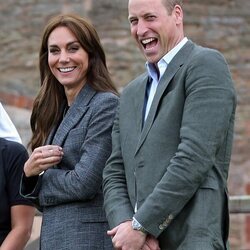 Kate Middleton y el Príncipe Guillermo, muy sonrientes en una escuela forestal