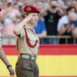 La Princesa Leonor haciendo el saludo militar en su presentación a la Virgen del Pilar como dama cadete
