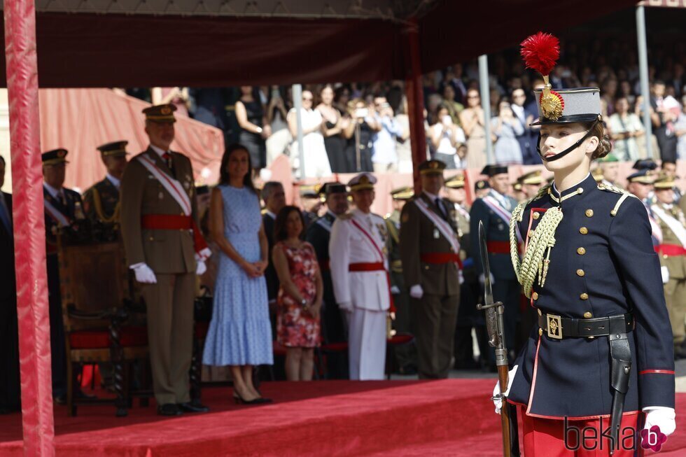 La Princesa Leonor desfila ante los Reyes Felipe y Letizia en su Jura de Bandera