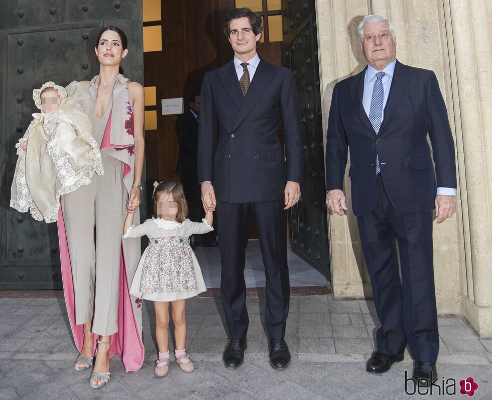 El Duque de Alba, Fernando Fitz-James Stuart y Sofía Palazuelo y Rosario y Sofía Fitz-James Stuart en el bautizo de Sofía Fitz-James Stuart