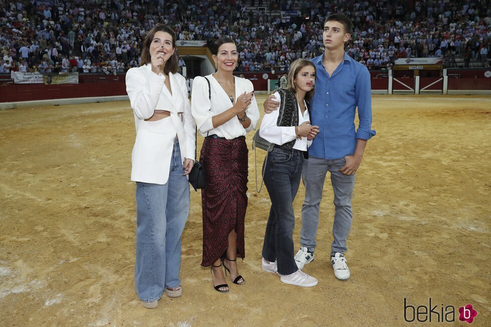 Alba Díaz, Virginia Troconis, Manu Díaz y Triana Díaz en la despedida de 'El Cordobés'