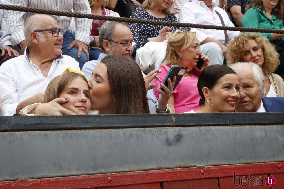 Triana y Alba Díaz, Virginia Troconis y Manuel Benítez en la despedida de 'El Cordobés'