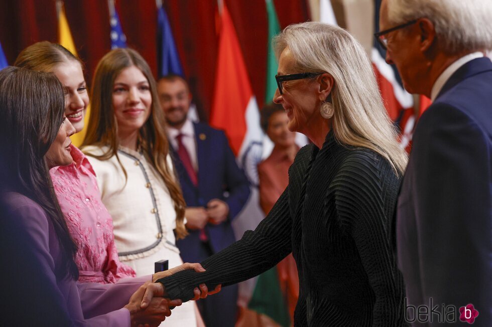 La Reina Letizia saluda afectuosa a Meryl Streep en la audiencia previa a los Princesa de Asturias 2023