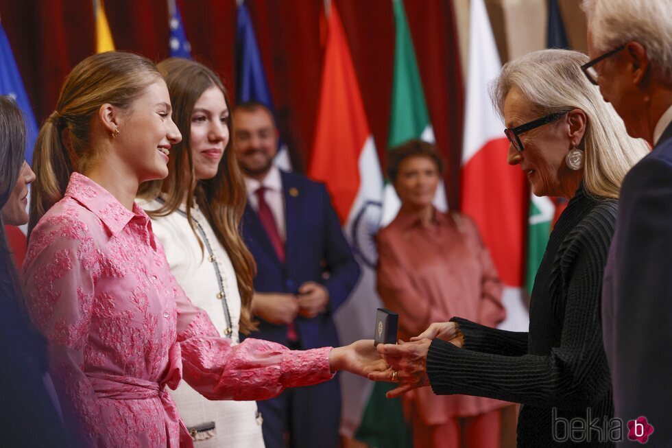 La Princesa Leonor entrega a Meryl Streep la insignia de la Fundación Princesa de Asturias