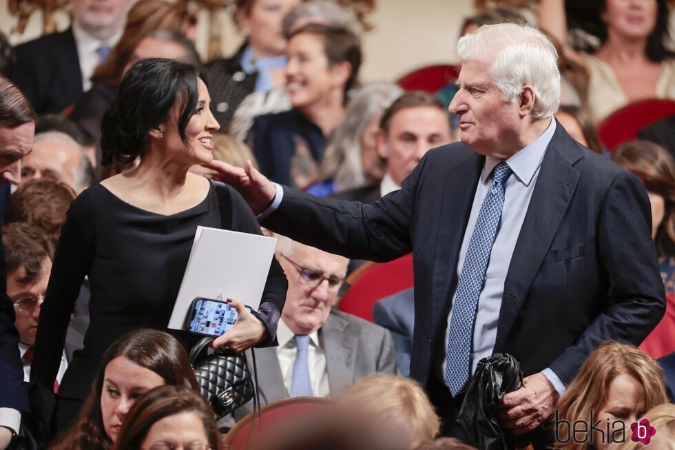 El Duque de Alba saluda a Cruz Sánchez de Lara en los Premios Princesa de Asturias 2023