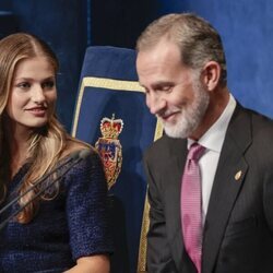 La Princesa Leonor mira al Rey Felipe VI en los Premios Princesa de Asturias 2023