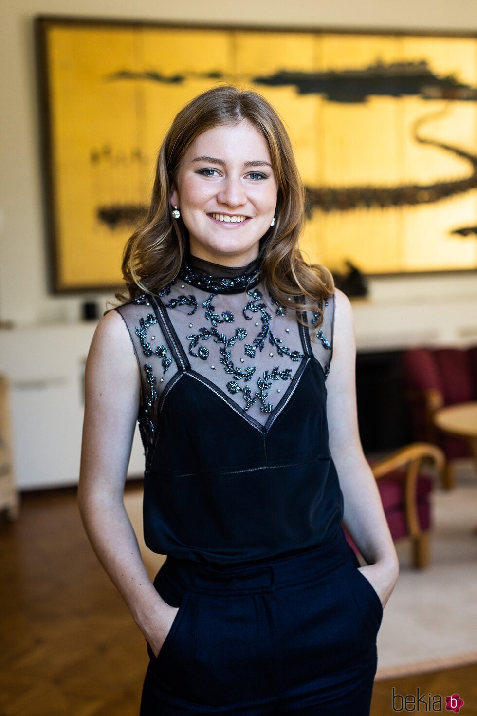 Elisabeth de Bélgica con top de Dries Van Noten y pendientes de diamantes en un posado por su 22 cumpleaños