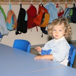 La Princesa Leonor en su primer día de guardería en una foto inédita por su 18 cumpleaños