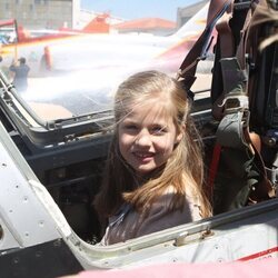 La Princesa Leonor subida a un avión de exposición en la Academia General del Aire de San Javier en una foto inédita por su 18 cumpleaños