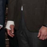 Carlos Felipe de Suecia con una escayola en la mano derecha en un acto oficial