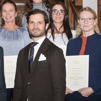 Carlos Felipe de Suecia con el brazo lesionado en un acto oficial