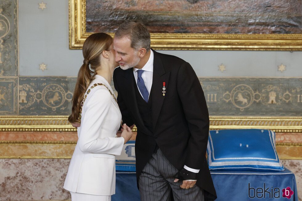 El Rey Felipe besa con cariño a la Princesa Leonor tras colocarle el Collar de la Orden de Carlos III