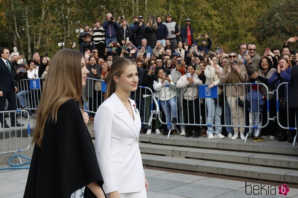 La Princesa Leonor y la Infanta Sofía saludando a los ciudadanos en la Jura de la Constitución de la Princesa Leonor
