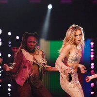 Ana Mena actuando en la gala de Los 40 Music Awards 2023