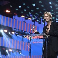 Tom Odell recoge premio en la gala de Los 40 Music Awards 2023