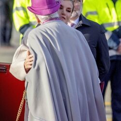 La Reina Letizia y Margarita de Dinamarca se saludan con un beso en el aeropuerto de Copenhague