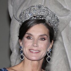 La Reina Letizia con la Tiara de la Flor de Lis y pendientes de zafiros y diamantes en la cena de gala por su Visita de Estado a Dinamarca