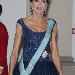 La Reina Letizia con la Tiara de la Flor Lis, pendientes de zafiros y la Orden del Elefante en la cena de gala por su Visita de Estado a Dinamarca