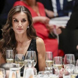 La Reina Letizia con los pendientes de chatones en una cena en la Gliptoteca de Copenhague