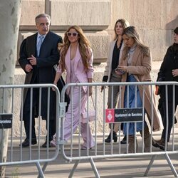 Shakira junto a sus abogados llegando a su juicio con Hacienda