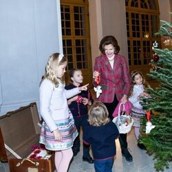 Silvia de Suecia decorando un árbol de Navidad con sus nietos