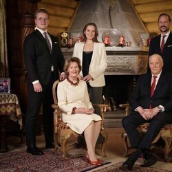 Los Reyes de Noruega, Haakon de Noruega y sus hijos en su posado navideño 2023 en Kongsseteren
