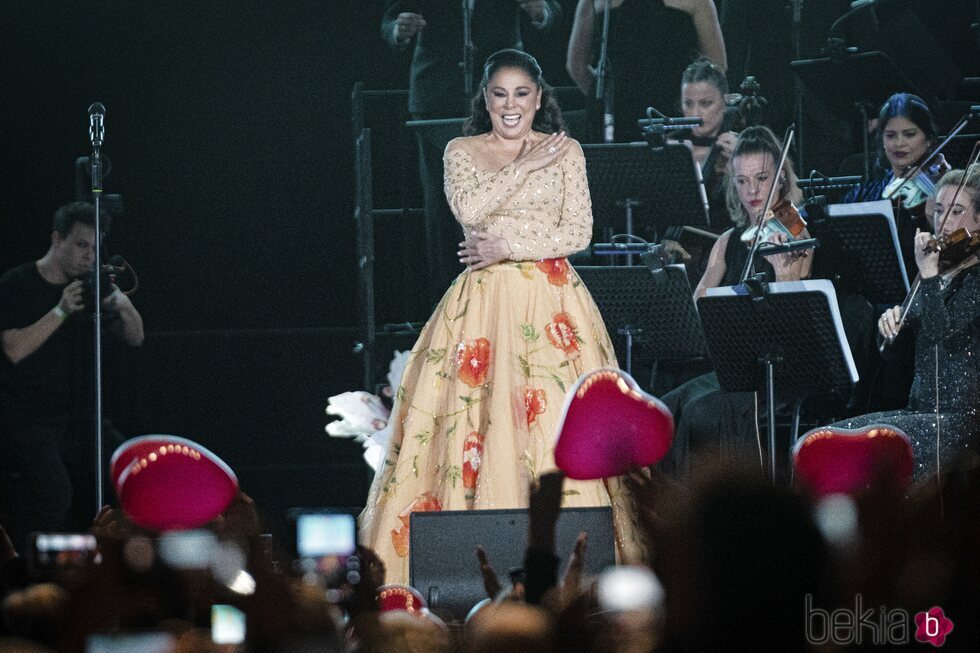 Isabel Pantoja, muy sonriente en su concierto en Barcelona de su Gira 50 Aniversario
